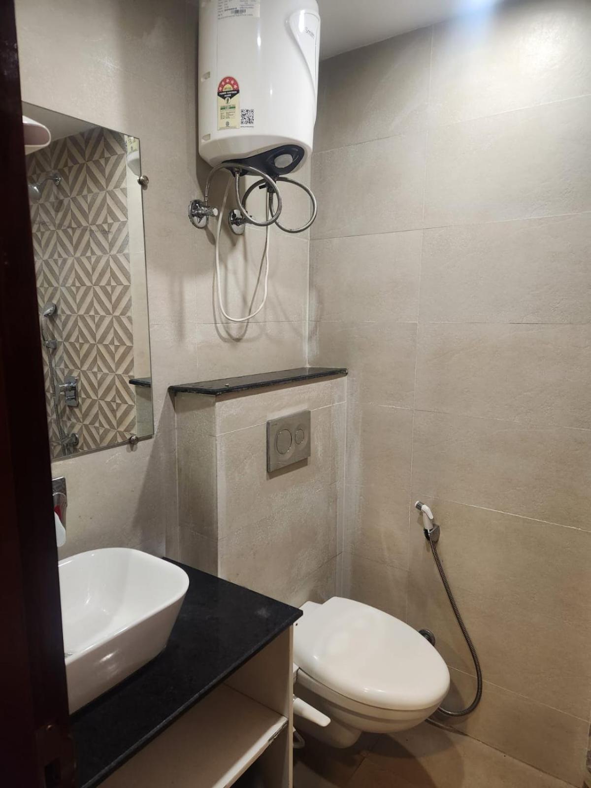 The Almora By Rs Global Near By Delhi International Airport With - Free Airport Drop Hotel