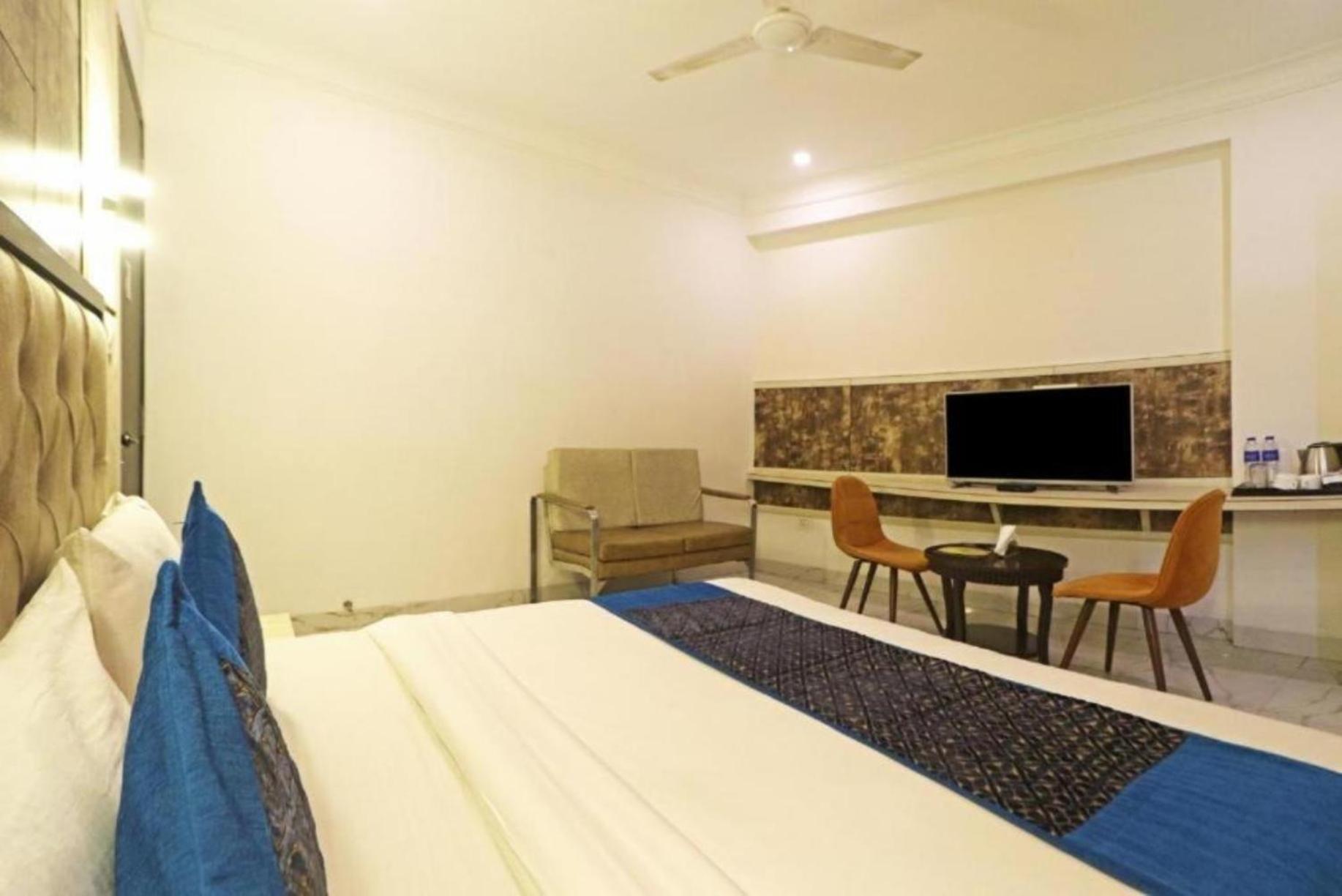 Hotel The Almora By Rs Global Near By Delhi International Airport With - Free Airport Drop *