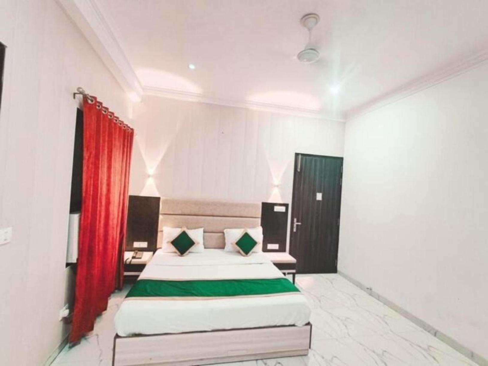 Hotel The Almora By Rs Global Near By Delhi International Airport With - Free Airport Drop *