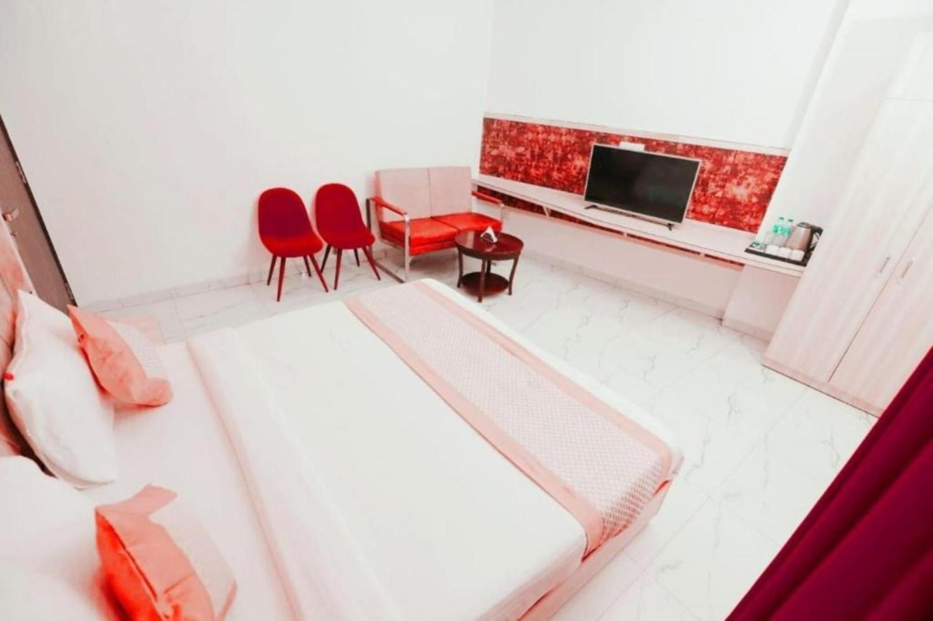 Hotel The Almora By Rs Global Near By Delhi International Airport With - Free Airport Drop